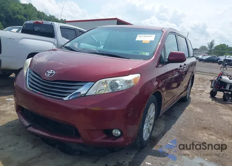 2014 Toyota Sienna Xle 7 Passenger z USA, uszkodzony, nr VIN 5TDDK3DC5ES087111